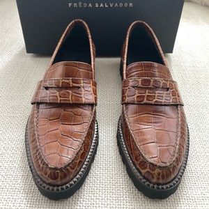 Freda Salvador Char Loafer Camel Embossed Croc Size 8.5